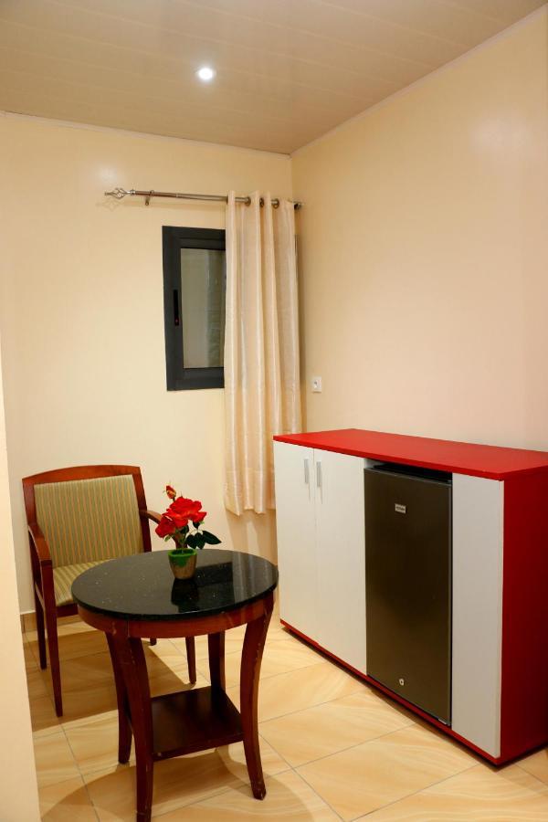 Hotel Laval Abidżan Zewnętrze zdjęcie
